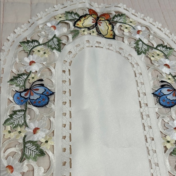 Table Runner Set - Picture 4 of 15